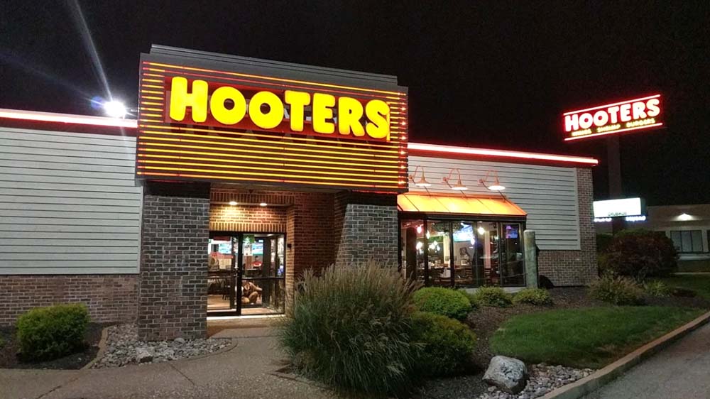 Hooters St. Charles